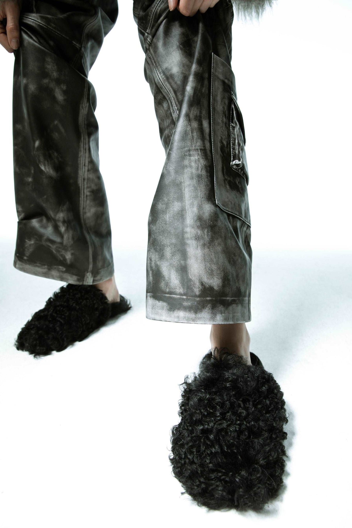 "Home Everywhere" Shearling Slippers - Black Tigado