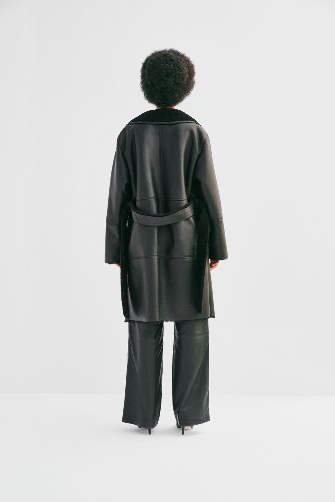 "Robe" Shearling Coat - Black - Common Leisure 