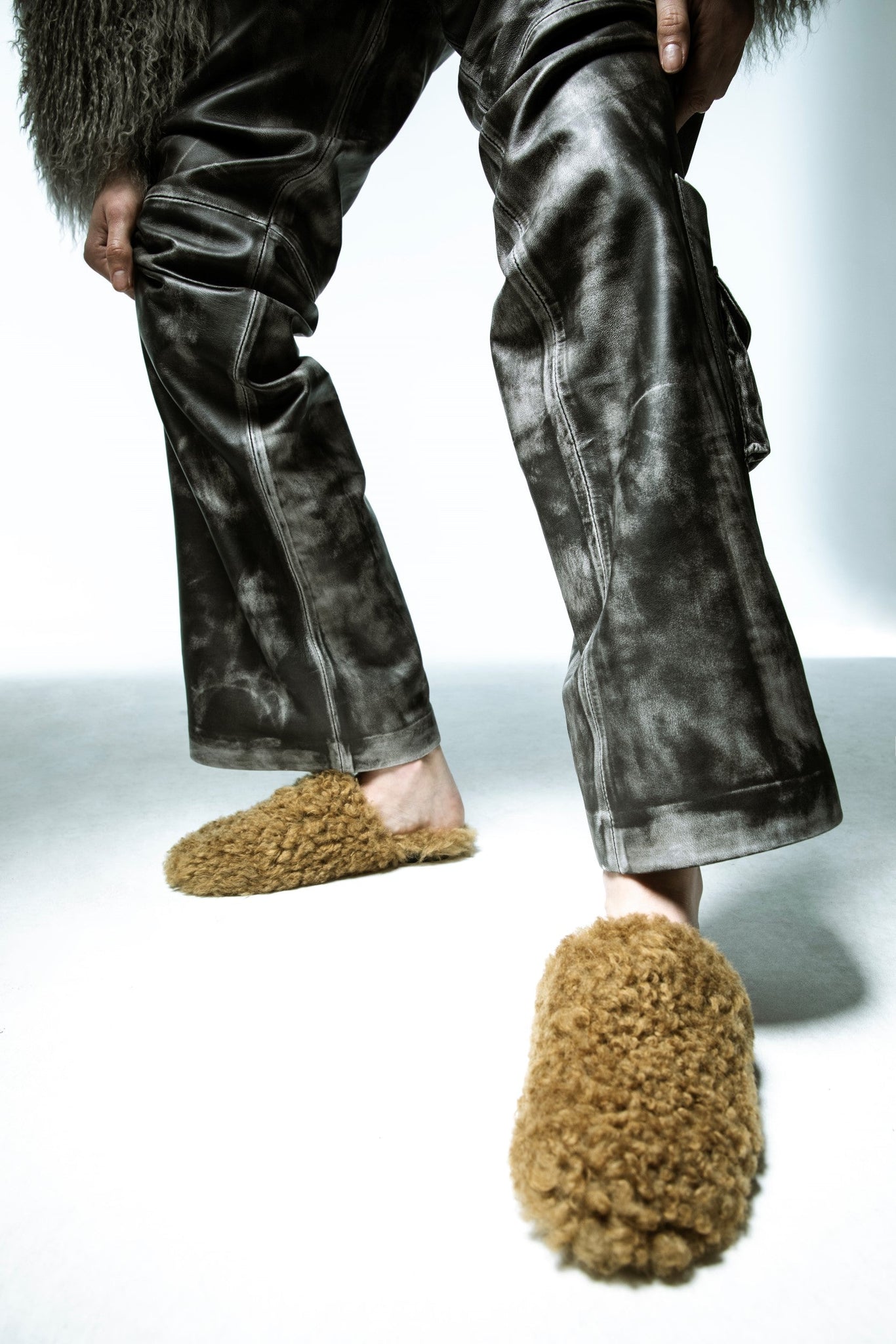 HOME EVERYWHERE SHEARLING SLIPPERS